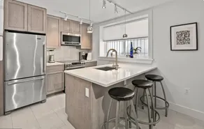 Dog-friendly: Street Parking+Desk+FASTwifi+50”Roku - Image 3