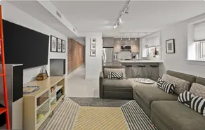 Dog-friendly: Street Parking+Desk+FASTwifi+50”Roku - Image 5