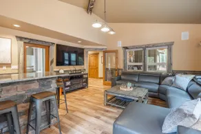 Luxury Pour House Lodge - Image 4