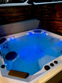Garden Hideaway (HOT TUB!) - Image 2