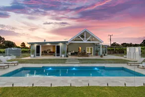 Pethick House: Estate amongst the vineyards - Image 4