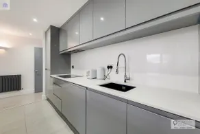 FREE PARKING - Stylish Three Bedroom Apartment by London ExCeL - Image 2