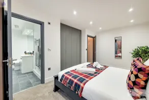 FREE PARKING - Stylish Three Bedroom Apartment by London ExCeL - Image 5