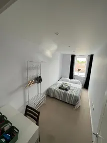 Modern Flat, Big Rooms & Balcony - Image 3