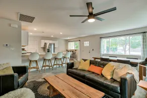 Modern Home | Bright Spacious Full Kitchen Garage - Image 2