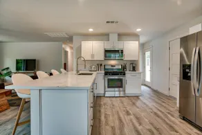 Modern Home | Bright Spacious Full Kitchen Garage - Image 4