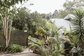 Kookaburra - Private One Bedroom Cottage with Lake View - Image 2
