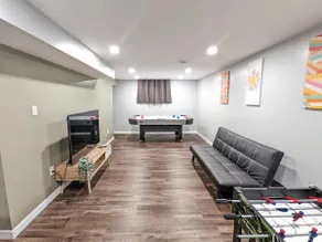 Modern, spacious w/ entertainment area - Image 3