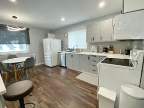 Modern, spacious w/ entertainment area - Image 4