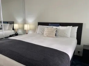 Lovely Waterfront Apartment at Harbour Lights - Image 2