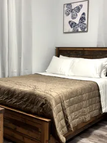 Newly 5 Star 3 Beds 1 Bath ideal Short term rental - Image 4