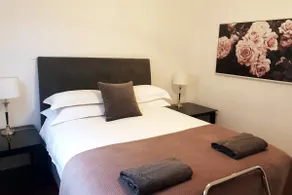 3 bedroom family friendly spacious home with parking and WIFI - Image 2