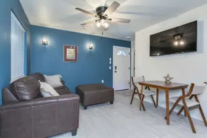 Blue Aurora Comfy Apartment Jetted tub, King Bed - Image 3