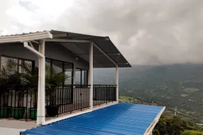 Ebony modern loft for 2 with mountain views - Image 2