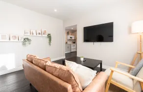 Stylish 3 Bed Home Near Dtown Ideal for Long Stays - Image 2