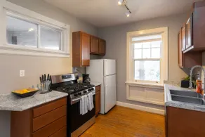 Hyde Park Comfort with Office Near Everything - Image 3
