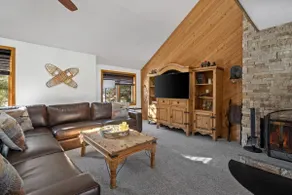 Mt. Snow Townhouse -2 Miles to Mt. Snow, Outdoor Hottub, 2 fireplaces-wood & gas - Image 4
