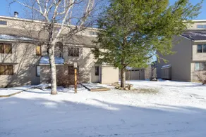 Mt. Snow Townhouse -2 Miles to Mt. Snow, Outdoor Hottub, 2 fireplaces-wood & gas - Image 2