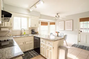 Secluded, updated 4BR, kid friendly, 5 min from restaurants - Image 4