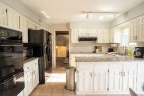 Secluded, updated 4BR, kid friendly, 5 min from restaurants - Image 5