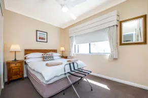 Ocean Sunsets - 2 bedroom converted warehouse apartment - Image 4