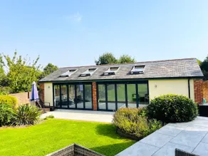 STUNNING LARGE COUNTRY FAMILY HOME, INDOOR POOL, SLEEPS 12, SECLUDED GARDEN - Image 4