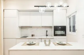 Sophisticated apartment & downtown views by REMS - Image 2