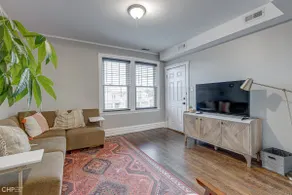 Cozy Jefferson Park 2BR Apt - Image 3