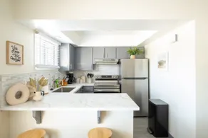 Unbeatable Location | Chic 1BR Apt | Walk to Beach - Image 3