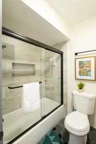 Unbeatable Location | Chic 1BR Apt | Walk to Beach - Image 5