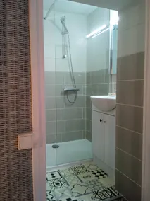 Apartment in a townhouse - Image 2
