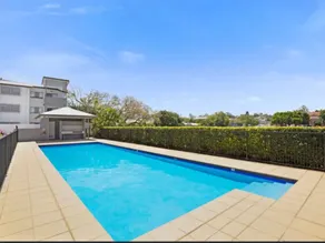 Private, Close to City, Cosy Unit with car park - Image 5