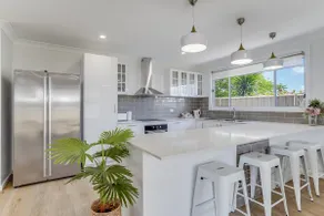 Stylish and comfortable 4 bedrooms. Close to town - Image 3