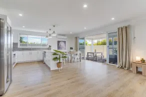 Stylish and comfortable 4 bedrooms. Close to town - Image 4