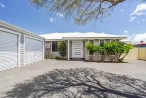 Stylish and comfortable 4 bedrooms. Close to town - Image 2