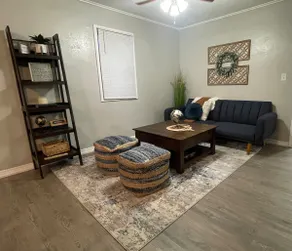 Spacious 2BR-King/Queen Suites - Image 2