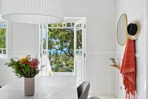 Stylish ocean view cottage, couple’s retreat - Image 4