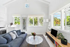 Stylish ocean view cottage, couple’s retreat - Image 2