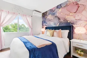 Pink Lovers Dream in downtown SD/sleeps 4/ AC/heat - Image 2