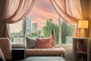 Pink Lovers Dream in downtown SD/sleeps 4/ AC/heat - Image 4