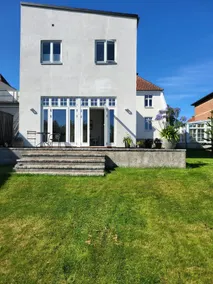 Exclusive villa apartment with garden - Image 3