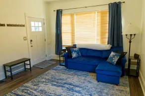 Centrally located 1 Bed Home on Hawthorne-New AC - Image 3