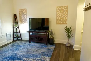 Centrally located 1 Bed Home on Hawthorne-New AC - Image 4