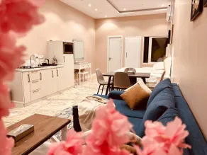 Luxury hotel suite (60m) with bedroom and private entrance - Image 5