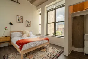 Skyline 2BR in South Loop Chicago Near McCormick - Image 3