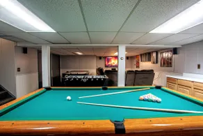Amenity-Rich Fun Cabin~HotTub*GameRm*20-min to Ski - Image 4