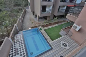 Peaceful 1 BHK Flat with Pool - Image 5