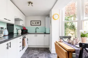 City Centre Flat 2 mins from beach and Shops. - Image 4