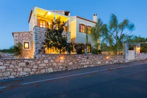 Exquisite Villa Mesogea with spacious rooms and private pool - Image 2