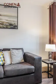 Captivating 3-bed Apartment in Grays - Image 5